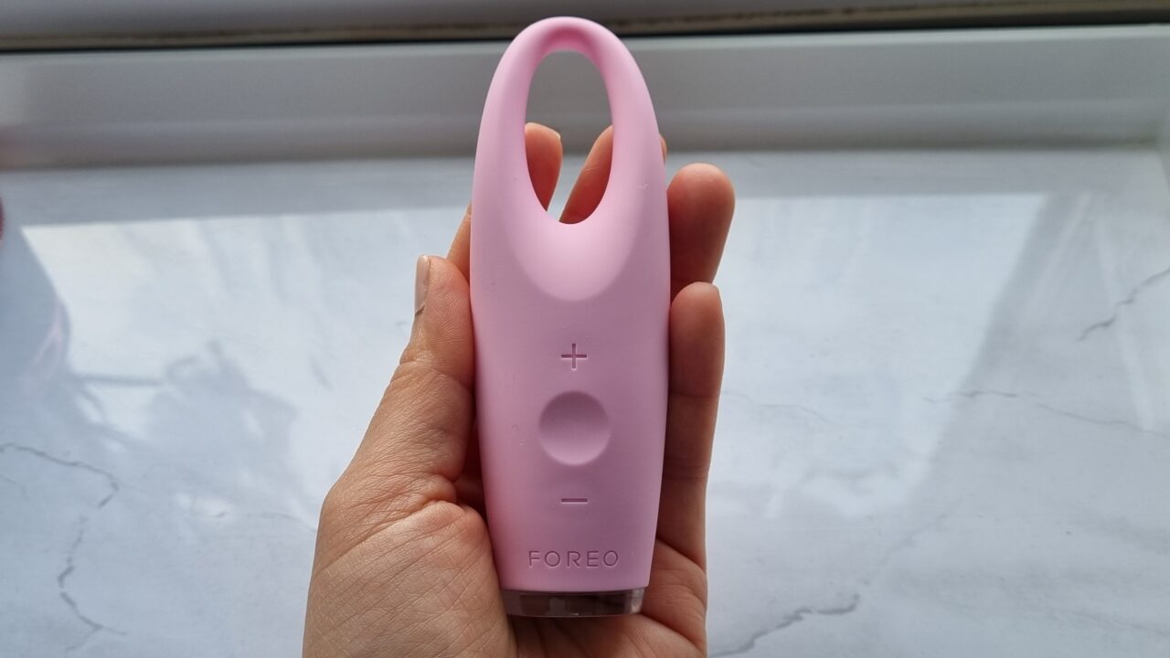 FOREO Iris review controls and design
